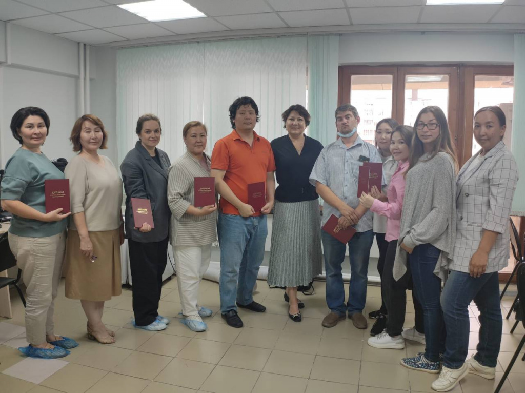 Первые медицинские микробиологи Якутии с членами аккредитационной подкомиссии Первые медицинские микробиологи Якутии с членами аккредитационной подкомиссии
